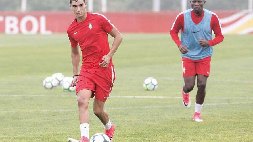 Rachid golpea un balón en presencia de Dani Ndi.