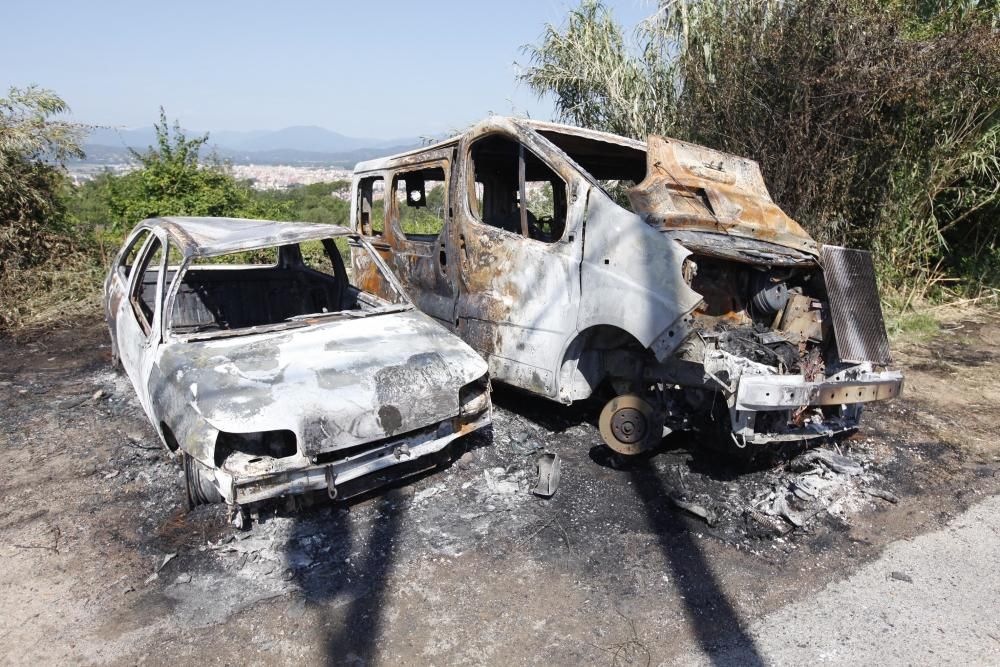 Cremen de matinada dos cotxes i una furgoneta a Girona