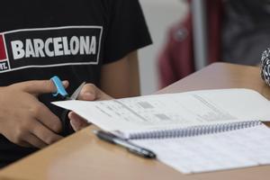 Un alumno de un instituto barcelonés el primer día de este curso. 