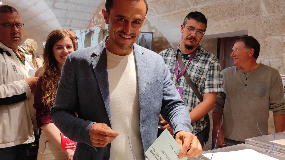 El candidato de Unidas Podemos a la presidencia del Consell de Mallorca, Iván Sevillano, vota en Manacor.