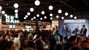 Fiesta en el Bernabéu Market, el nuevo espacio gastronómico ubicado en el estadio Santiago Bernabéu