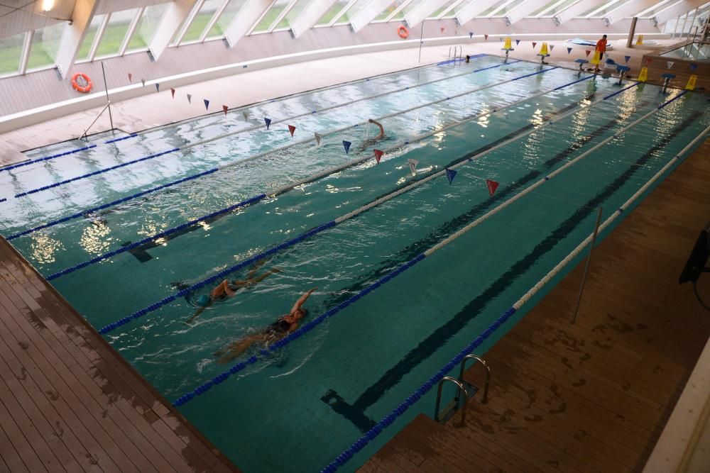 La piscina de Cangas reabre al público // G.Núñez