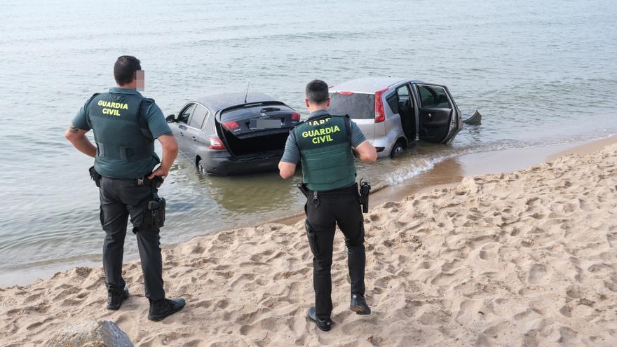 La Guardia Civil investiga un posible desembarco de droga en la playa de El Pinet
