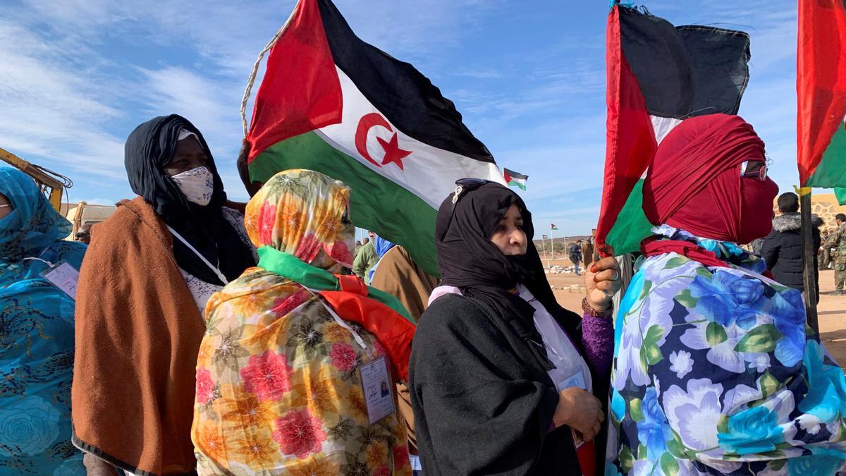 Varias mujeres acuden al XV Congreso del Frente Polisario, celebrado en la &quot;región liberada&quot; de Tifariti