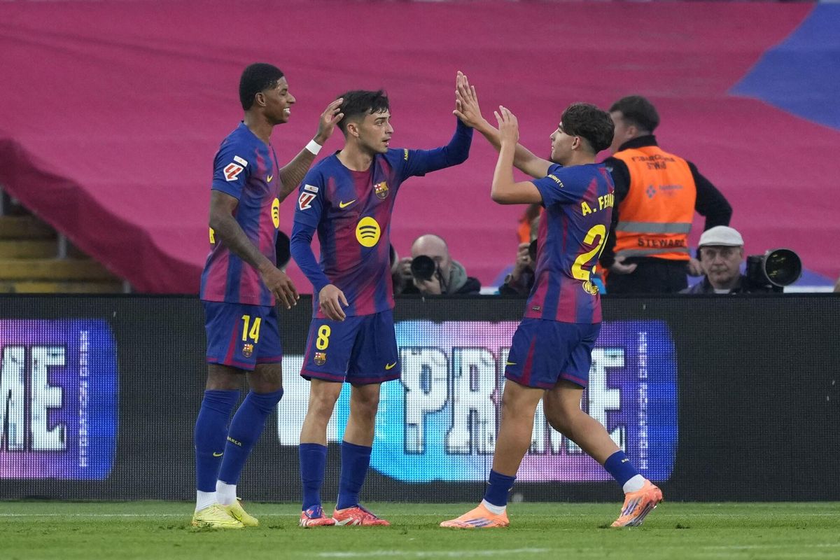 Toni Fernández (derecha) felicita a Pedri tras su gol de este sábado.