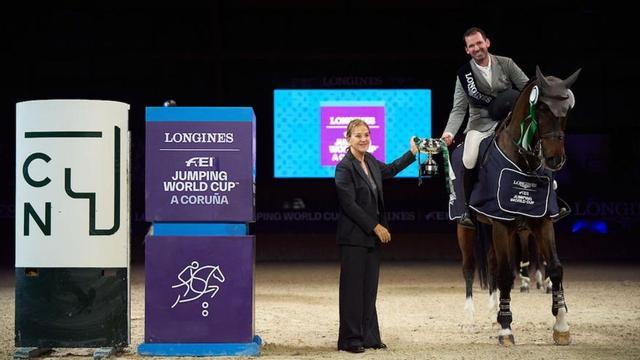 Flora Pérez, en representación de Casas Novas, le entrega el premio a Philipp Weishaupt. |  Oxersports