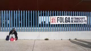 El seguimiento "masivo" de la huelga paraliza el transporte en autobús en toda Galicia