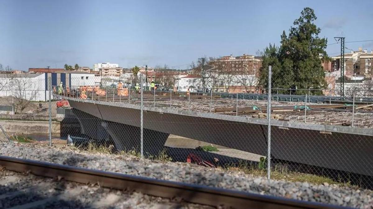 Obras del nuevo puente ferroviario sobre el Río Albarregas de Mérida.