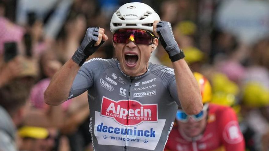 Jasper Philipsen, eufòric en imposar-se en el primer esprint del Tour de frança i ser el primer mallot groc