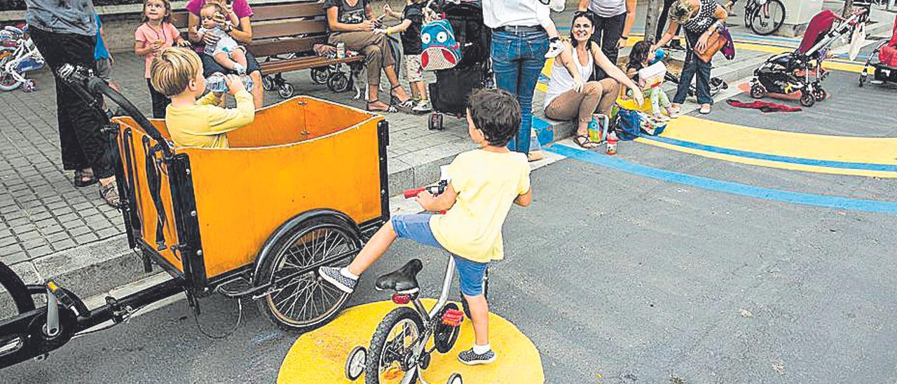 Nens jugant en un parc infantil