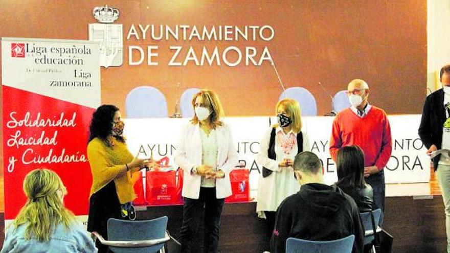 Acto de entrega de libros a los centros participantes del programa educativo en el salón de actos de La Alhóndiga.