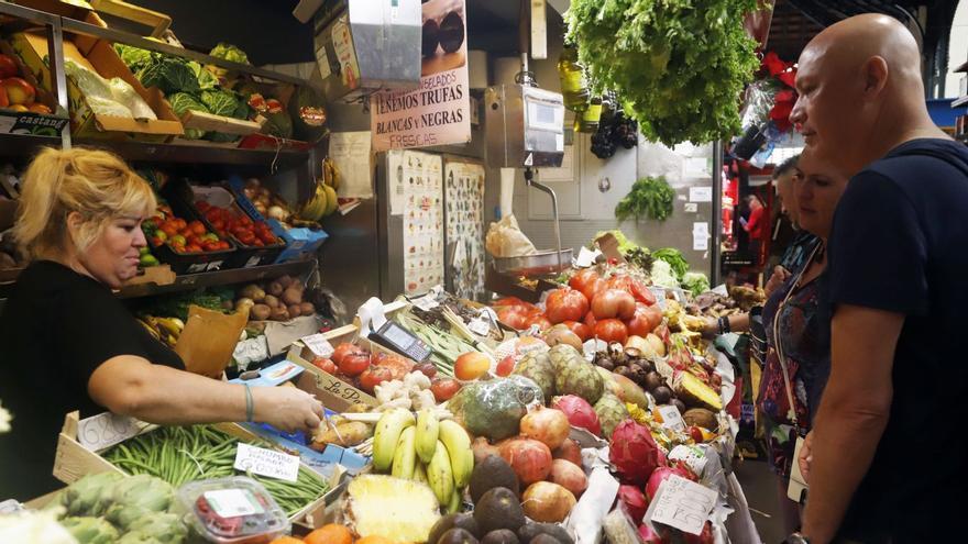 Uno de los muchos puestos de frutas y verduras que podemos encontrar en el mercado de Atarazanas del casco histórico de la capital malagueña.