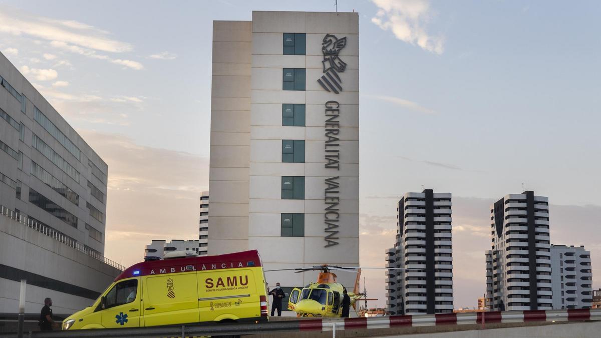 El helicoptero de rescate del Servei d’Emergencies de la Generalitat en el helipuerto de La Fe, junto a un SAMU.