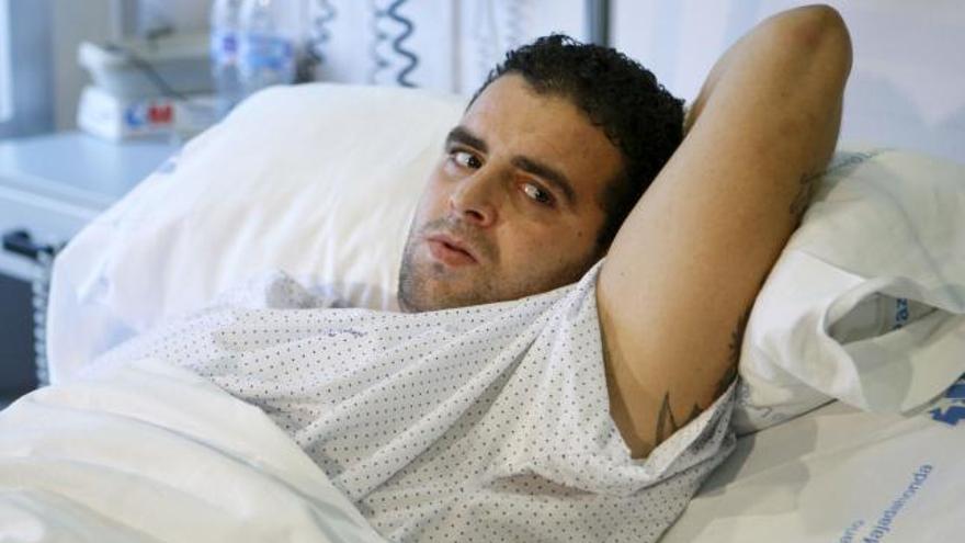 Mustapha, en la cama del hospital madrileño La Paz, donde permanece ingresado con una bala alojada