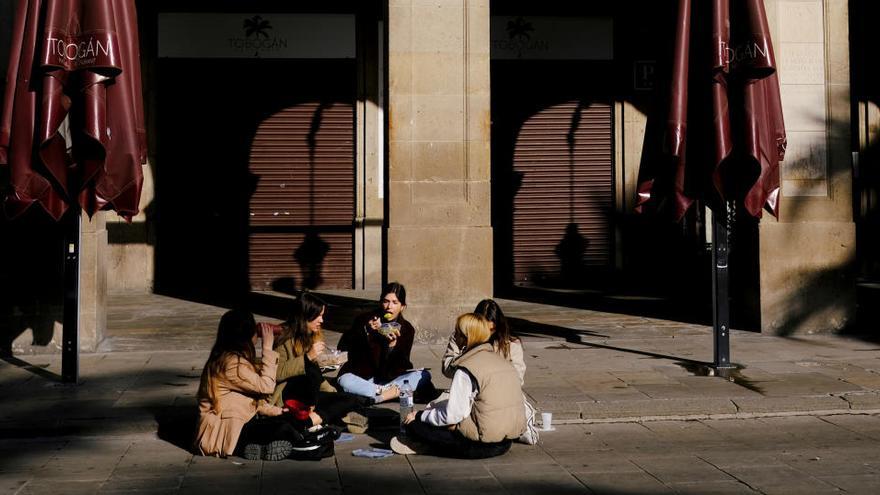 Unos jóvenes reunidos en la calle en Barcelona.