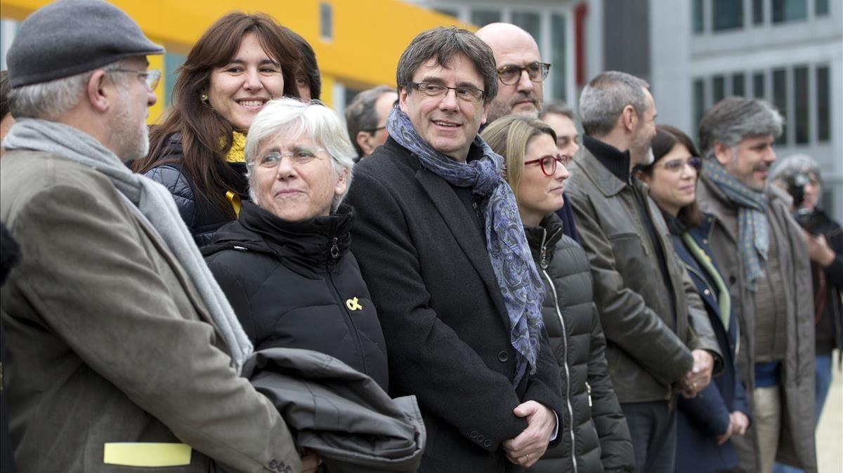 zentauroepp41572617 ousted catalan leader carles puigdemont  center  stands with180112135252