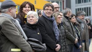 zentauroepp41572617 ousted catalan leader carles puigdemont  center  stands with180112135252