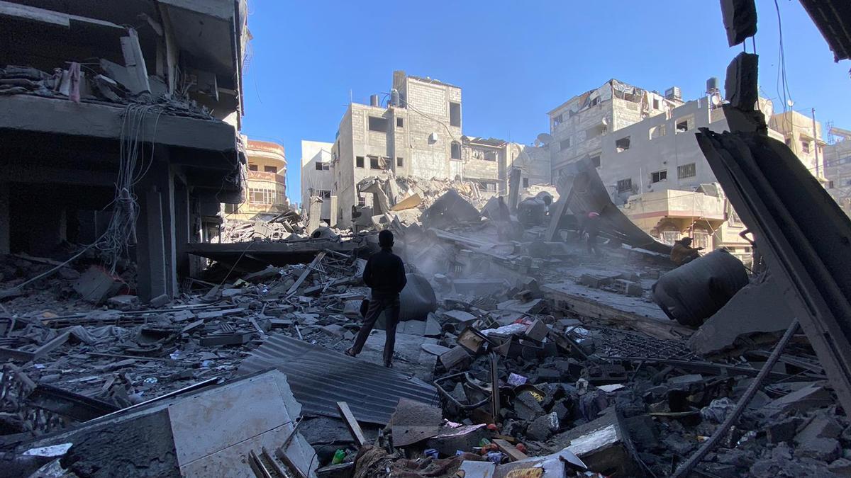 Israel asegura haber atacado más de 300 objetivos en Gaza mientras busca líderes de Hamás