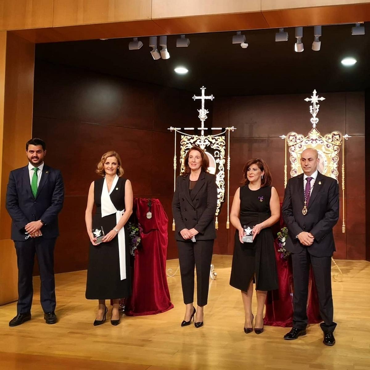 La alcaldesa de Alhaurín el Grande con los protagonistas de la presentación del carte de la Semana Santa de este año.