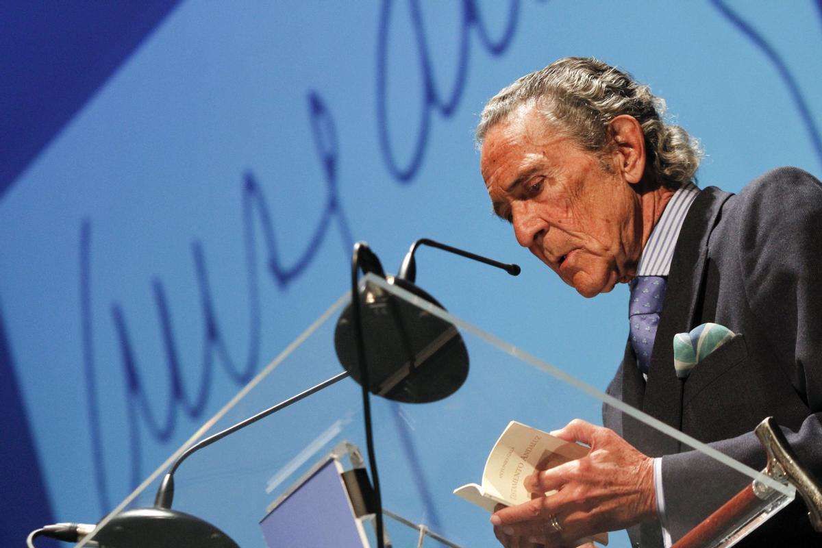El escritor Antonio Gala, en marzo del 2012, recita algunos poemas tras recibir el III Premio de las Letras Andaluzas Elio Antonio de Nebrija, galardón que concede la Asociación Colegial de Escritores de España, en un acto celebrado en Córdoba.