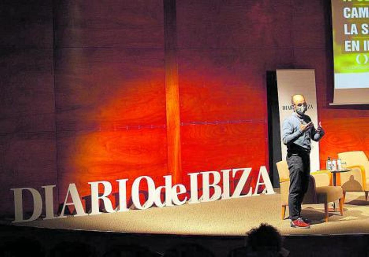 Pepín Valdés presentó el documental de ‘Salvem sa Badia de Portmany’. | VICENT MARÍ