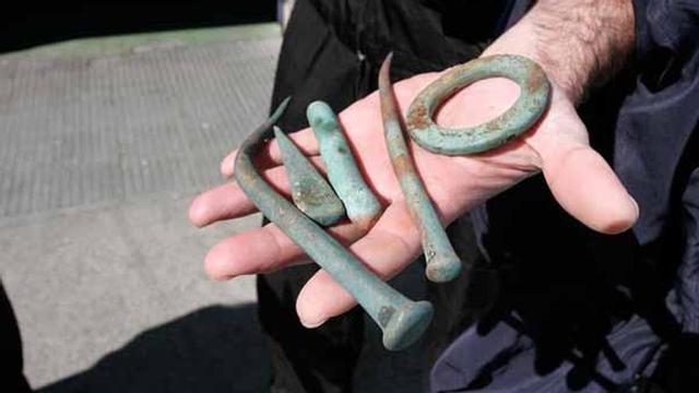 Algunas de las piezas halladas por marineros en el fondo de A Borneira.