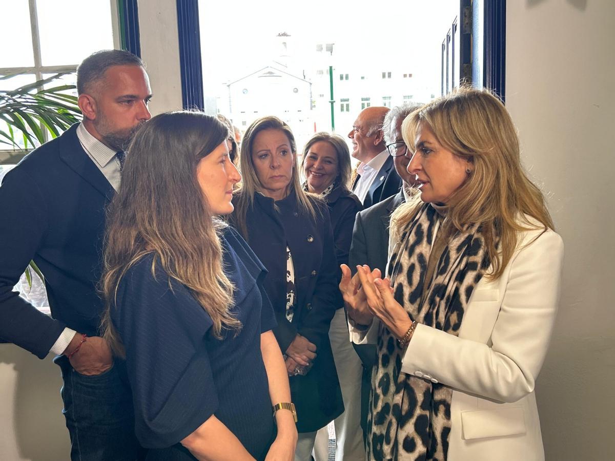 Esther Monzón (d) intercambia impresiones con Belén González (d).