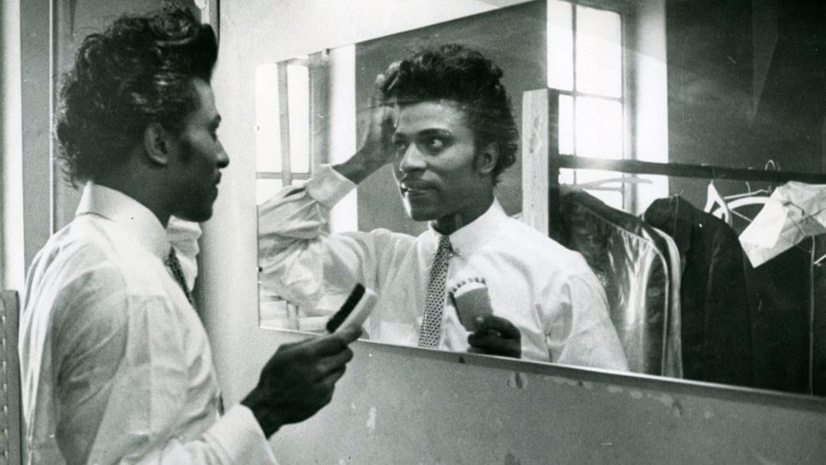 Little Richard, frente al espejo en una imagen del documental 'I am everything'