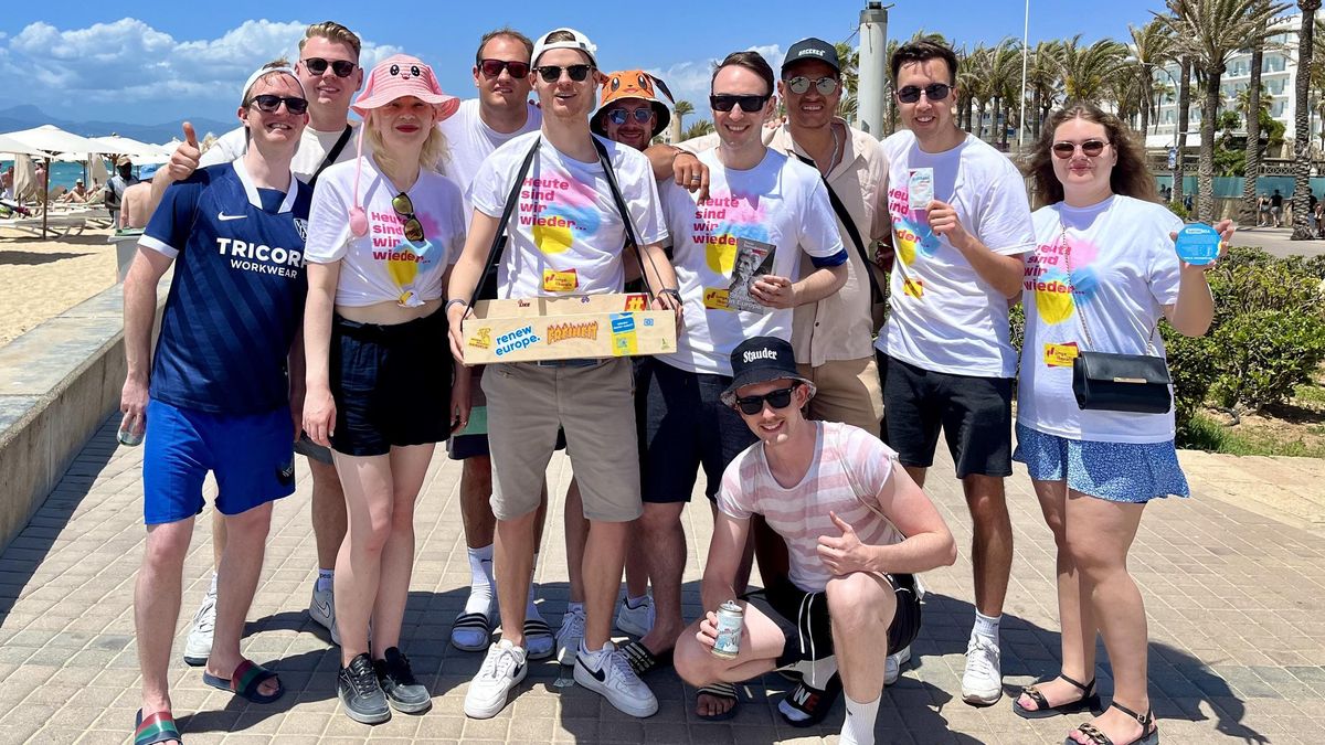 Phil Hackemann (5. von links) und seine Wahlhelfer beim Verteilen der Kondome und Elotrans-Gels.