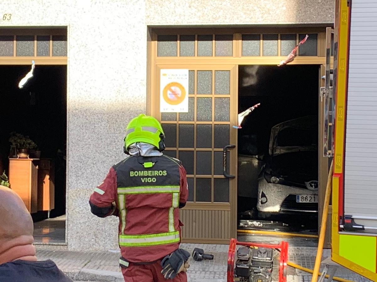 Rescatada a través de su balcón por un incendio en una casa en Chapela que calcinó el garaje