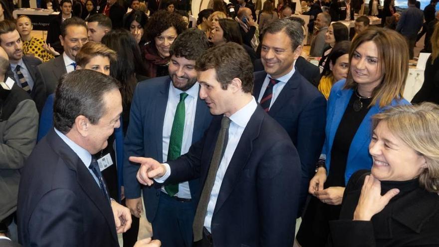 El presidente de la CROEM, José María Albarracín, saluda al presidente del PP, Pablo Casado, ayer en Fitur.