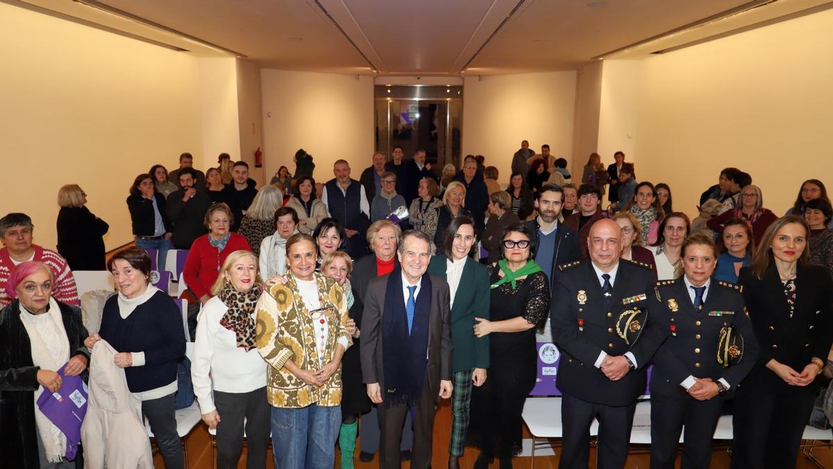 Caballero y Silva, en el centro, con los asistentes a la presentación del V Plan de Igualdade.