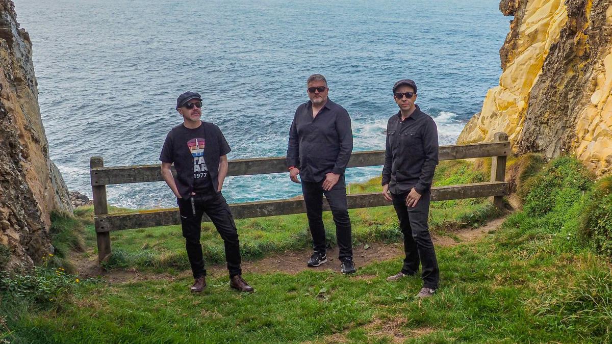 Daniel García, Marcos Nogueira y Ricardo Saavedra posan en el Cabo Blanco, en El Franco.