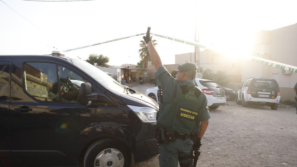 Un agente de la Guardia Civil, en el escenario del crimen del joven Eric en Mazarrón.