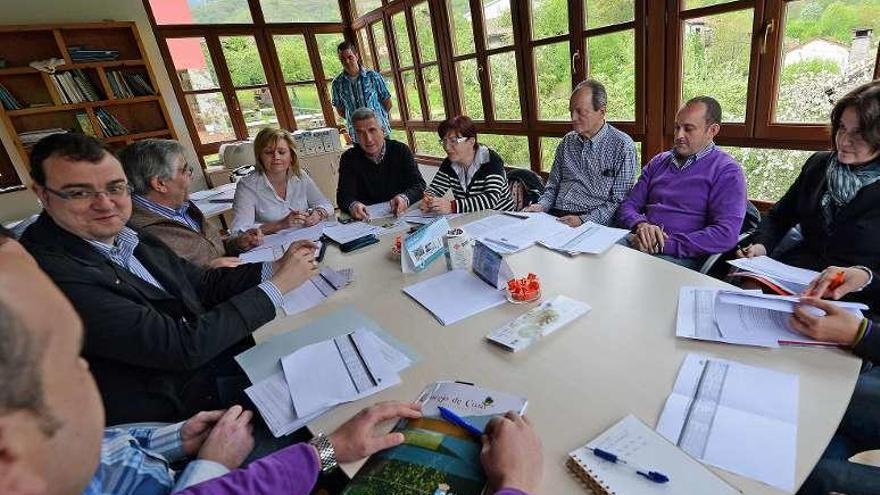 Una reunión del grupo de desarrollo del &quot;Leader&quot; del alto Nalón.