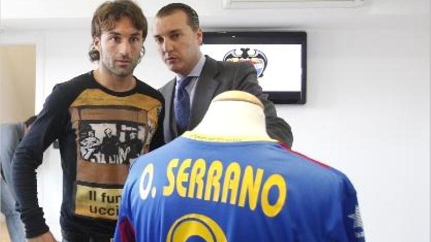 Quico Catalán le muestra a Óscar Serrano su camiseta.