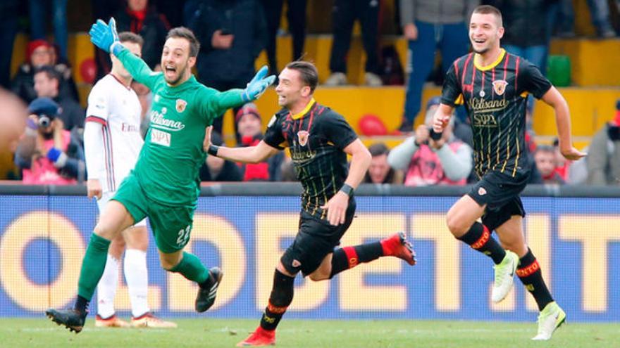 El portero Alberto Brignoli celebra su gol que significó el empate para el Benevento.