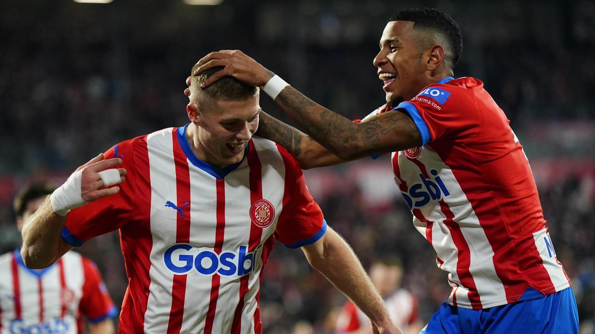 Dovbyk y Savinho celebran uno de los goles del ucraniano al Sevilla en Montilivi.