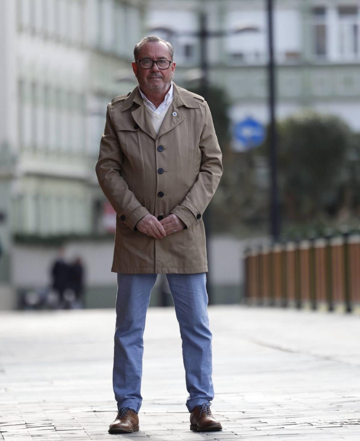 José Enrique Rivero, en la plaza del Fresno. | MIKI LÓPEZ