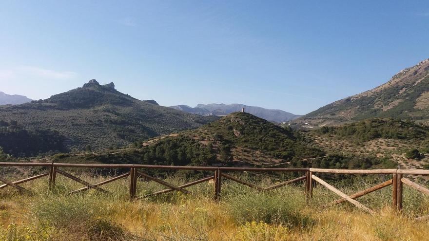 Una ruta senderista en Jaén repleta de esculturas y poemas: termina en unos jardines franceses de los años 20