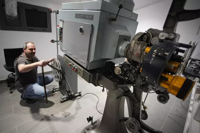 Les fotos del projector restaurat de 35 mm del cinema Truffaut de Girona
