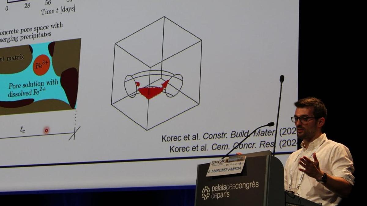 Emilio Martínez-Pañeda durante una charla plenaria en el congreso EUROCORR2024.