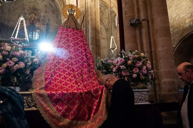 Fotogalería | Así se vive el besamantos de la patrona de Cáceres