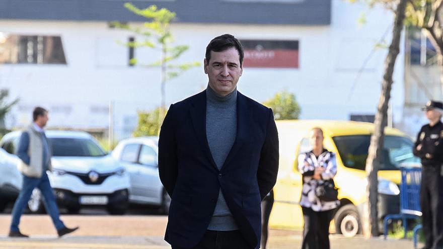 La jueza de Badajoz abre juicio contra el hermano de Sánchez y el líder de los socialistas extremeños por prevaricación y tráfico de influencias