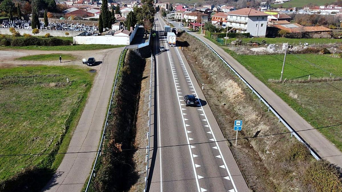 Dientes de dragón pintados por Fomento en  la N-122, en el acceso a Alcañices.