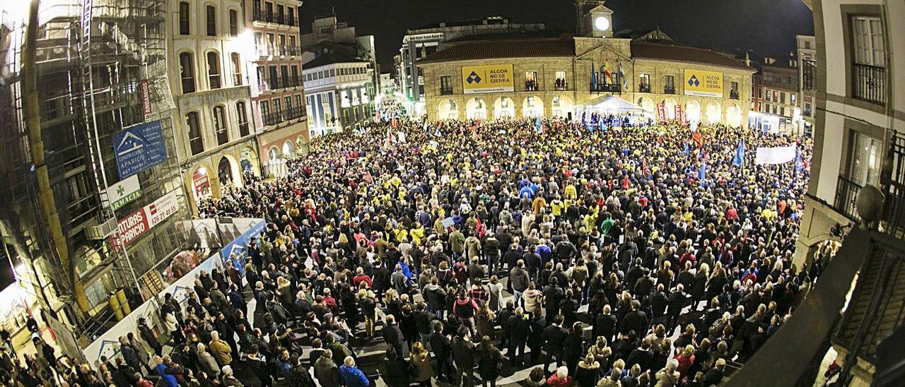 Aspecto de la plaza de España de Avilés el día de la gran manifestación del 8 de noviembre de 2018. | Miki  López