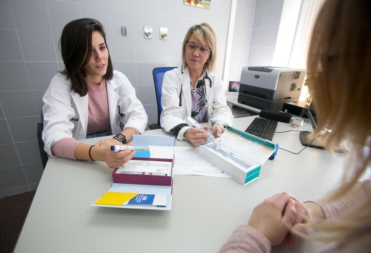 Un par de médicas pasan consulta en un centro de salud de la Comunitat Valenciana.