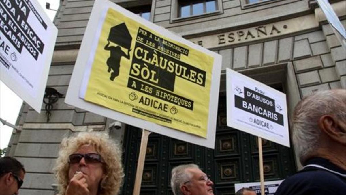 Protesta de afectados por las cláusulas suelo y otros productos financieros, ante la sede del Banco de España en Barcelona.