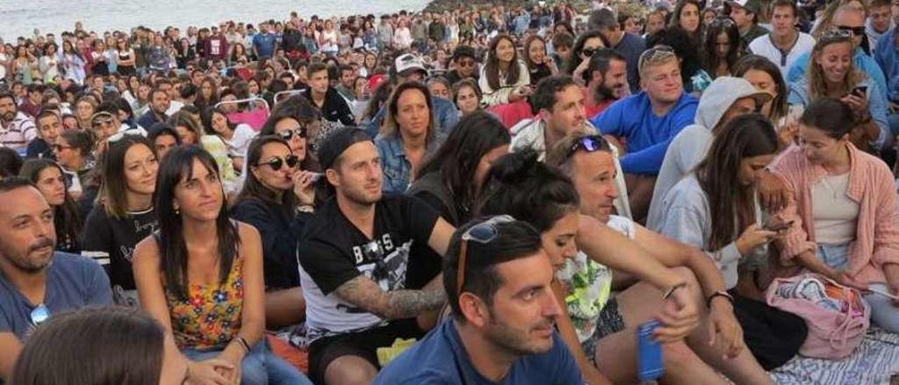 El público abarrotó la playa en el concierto de Iván Ferreiro &amp; Leiva. // Muñiz