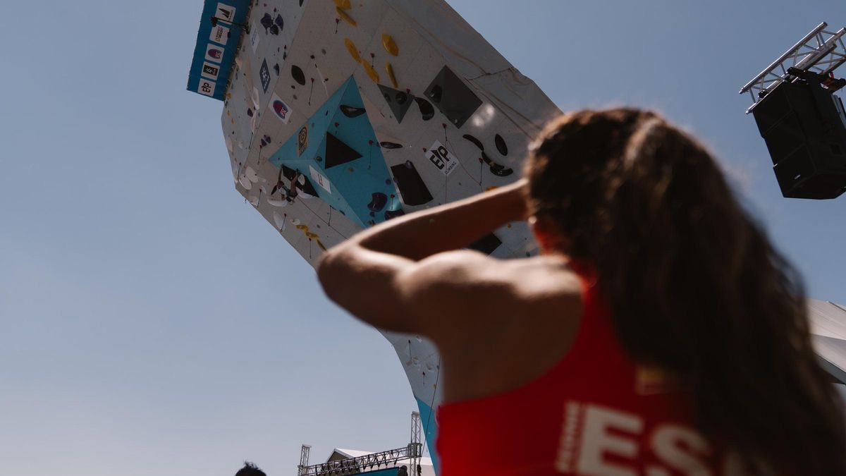 Geila Macià, escaladora, atenta a la competición de clasificatorias.
